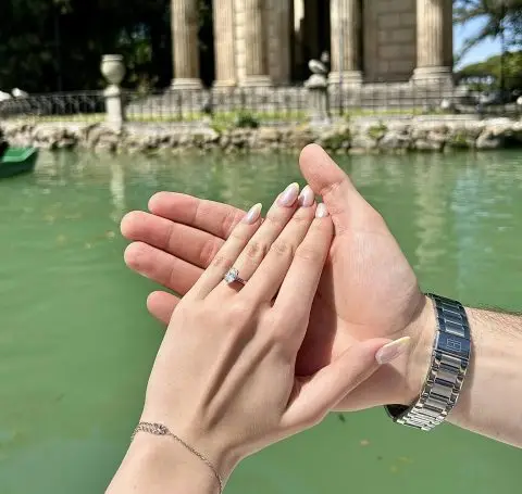 ФОТО+ВИДЕО: Познат македонски пејач клекна пред својата девојка