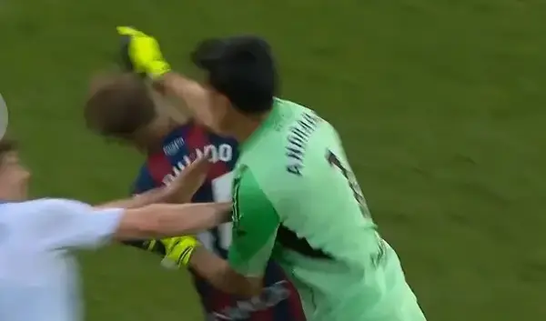 Голманот кој со бокс удри противнички фудбалер доби драконска казна