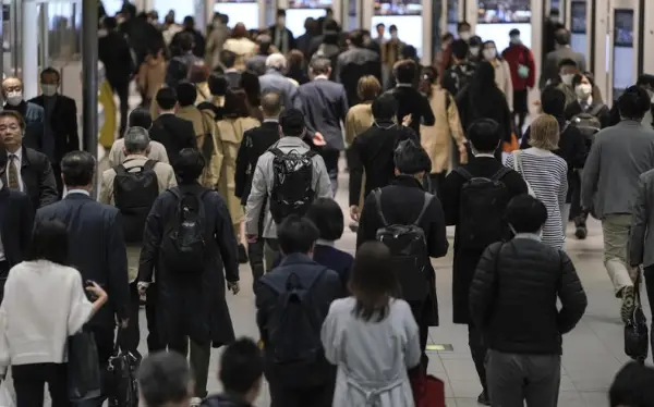 Маж со чекан повредил пет лица во Токио, тројца од нив полицајци