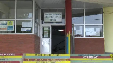 Вандализам е причината за немање на настава во најголемото штипско училиште „Ванчо Прќе“