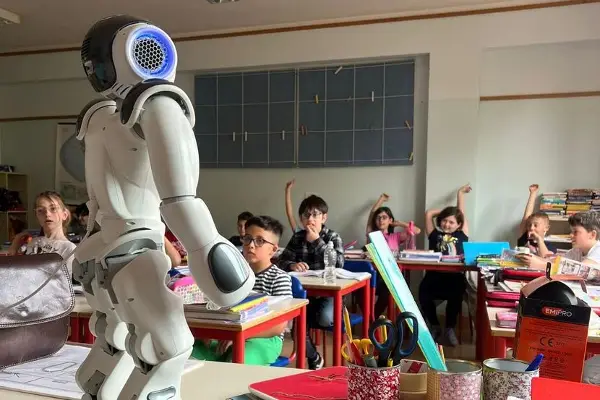 Хуманоиден робот „дивее“ на училишна прослава- учениците бегаат во паника (ВИДЕО) 