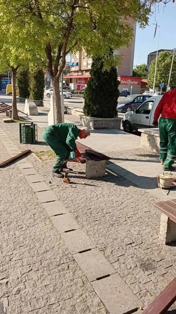 Прилеп добива нов лик: ЈКП Комуналец ги обновува парковите со нови клупи