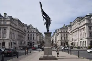 ФОТО | Статуа со потписот на Бенкси се појави во Лондон