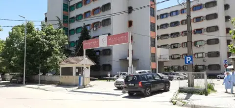 Ужас во Tетово: Mалолетник (15) избодел две момчиња пред средно училиште