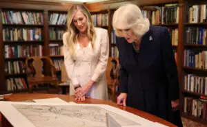 ФОТО+ВИДЕО | Сара Џесика Паркер се дружеше со кралицата Камила во Њујоршката библиотека