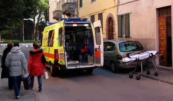 Неверојатно: Хирург оперираше човек среде улица- му го отвори градниот кош и му го соши срцето за 7 минути