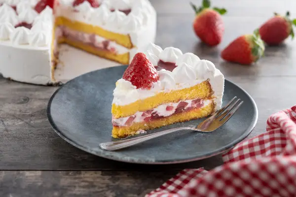 Искористете ја сезоната на јагоди на најдобар начин – Подгответе пролетен колач кој се топи во уста!