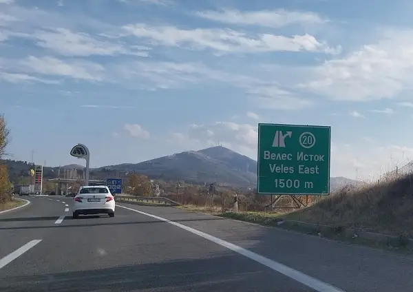 Спасувачка акција на автопатот Скопје-Велес: Шест лица спасени од излетано возило