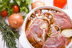 Како маринирањето на месото го намалува развојот на канцерогени соединенија: Водич за безбедно печење на скара