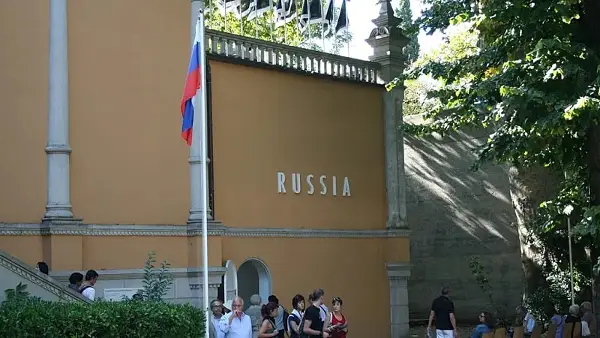 Жирито на Биеналето поднесе колективна оставка поради враќањето на Русите во Венеција