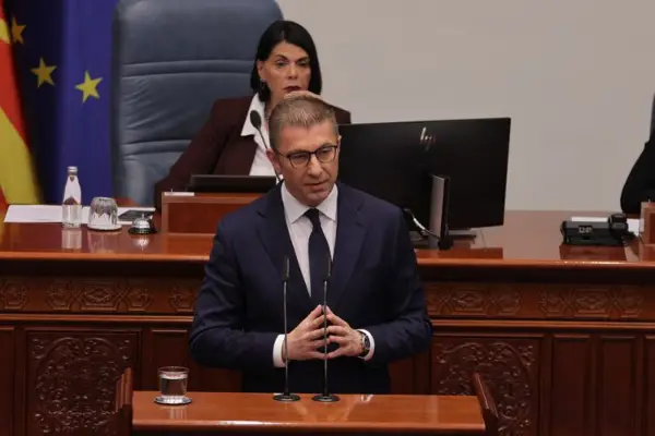 МИЦКОСКИ НЕ ПОПУШТА ЗА ЈАЗИЦИТЕ Нема двојазичност во правосудството, вели премиерот
