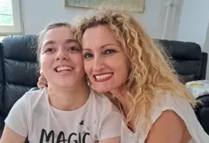 „Сакам да танцувам и сонувам да можам да одам“: Турунџиева ѝ е голема поддршка на поранешната ученичка Дени која се движи со количка