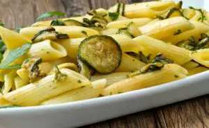 Мириса на Медитеранот – рецепт за вкусни тестенини со тиквички и лимон