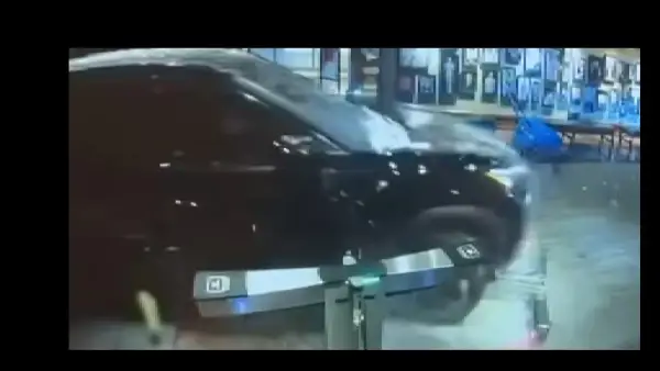 (Видео) Возило со експлозив удрило во атлетски клуб во Портланд, возачот загина