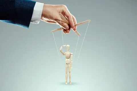 Знаци дека некоја личност манипулира со вас: Обрнете внимание на 7 психолошки трикови