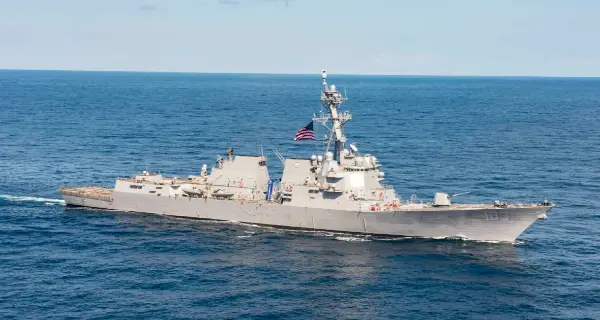Два разорувачи на американската морнарица поминаа низ Ормутскиот теснец и покрај иранските напади