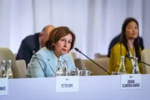 Maкедонската претседателка на иста маса со Макрон и Мелони