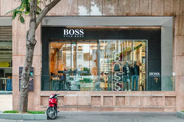 Оперативната добивка на Hugo Boss над очекувањата – акциите пораснаа