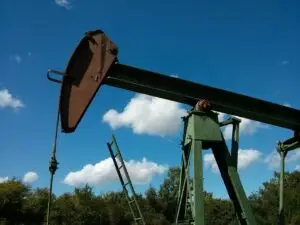 Цените на нафтата малку се намалија, но и натаму се високи, над 110 долари за барел