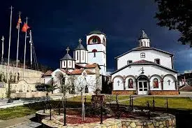 Крадец се заглави на оградата од црквата во Кочани, мораше да интервенираат полицијата, пожарникари и итната помош