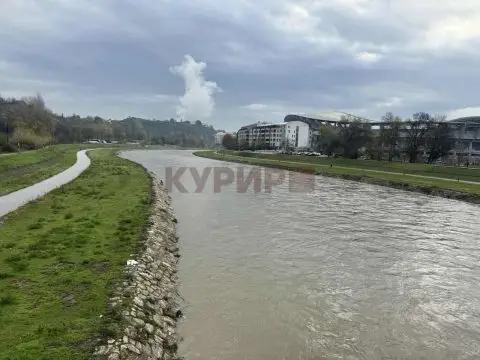 Скопјани вознемирени: Непријатна миризба на хемиски агенси се ширела по кејот на Вардар