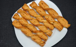 Крцкави и вкусни — рецепт за стапчиња од лиснато тесто со пармезан