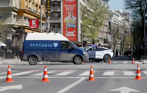 Палеле оган зад зграда, им тропале на врата на станарите и им ја краделе поштата