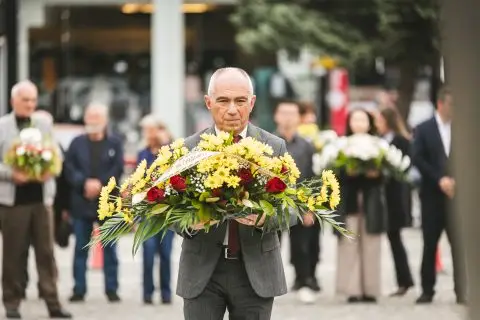 По повод денот на Европа и денот на победата над фашизмот положено свежо цвеќе