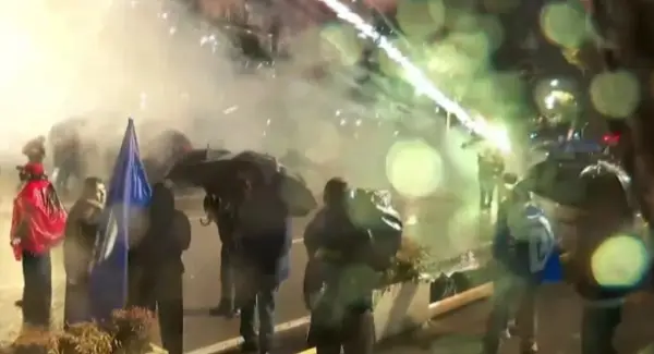 Вo Тирана се одржа осмиот антивладин протест, не изостанаа судири со полицијата,  молотови коктели, водени топови