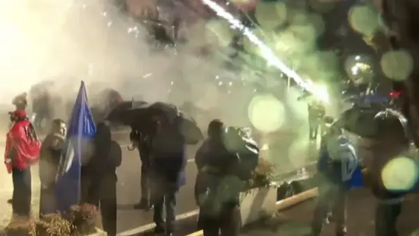 ВИДЕО | Судири со полицијата, молотови коктели и водени топови на антивладиниот протест во Тирана