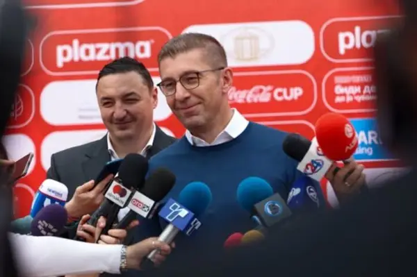 Несериозно: Мицкоски во одговор на новинарско прашање го покани Радев да ја посети Македонија
