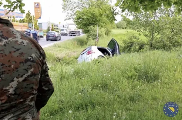 Mакедонски и турски војници од мисијата на ЕУФОР спасилe двајца патници од потопено возило кај Тузла