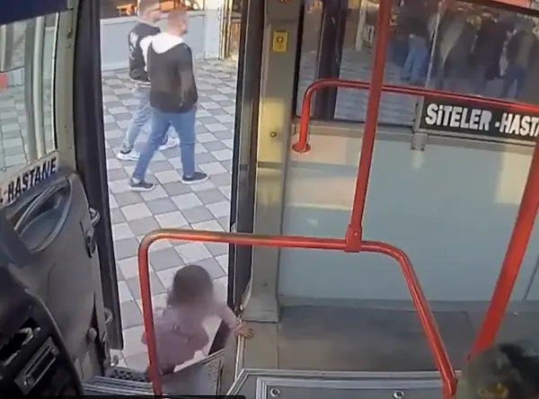 (Видео) Двегодишно девојче се качи само во автобус во Турција, возачот ја пронајде и ја врати кај семејството