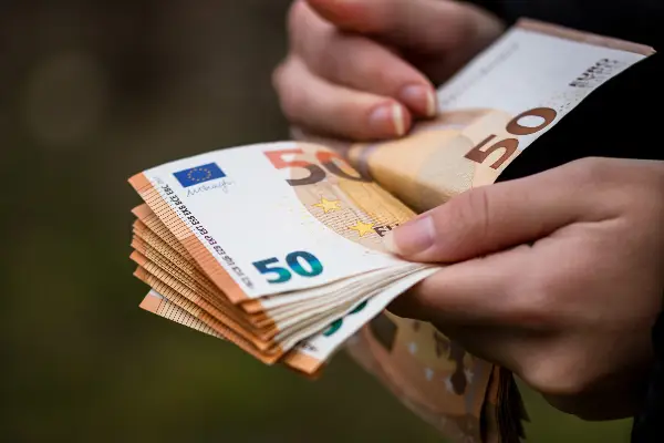 Цел ден седиш, а земаш плата од 2.000 евра: неделите и празниците се плаќаат дополнително, ова е единствениот услов