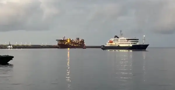 (Видео) Крузерот со заразените од хантавирус пристигна на Тенерифе: Запечатени автобуси ги превезуваат патниците до аеродромот