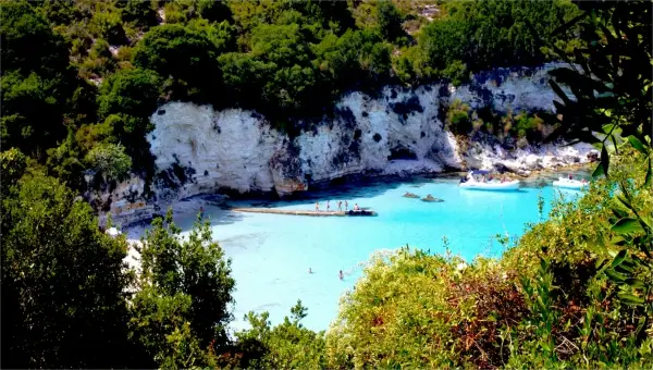 Остров во Грција за кој речиси никој не знае и не го посетува, а морето е со нереална боја: Посетете го барем еднаш во животот