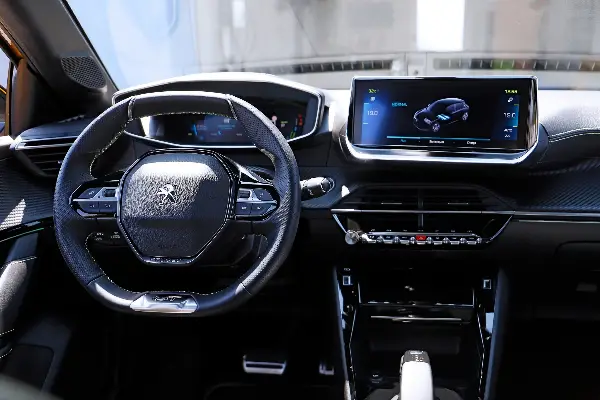 Пежо го враќа 308 GTi како електричен спортски модел