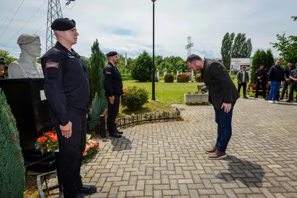 ТОШКОВСКИ ПОЛОЖИ ЦВЕЌЕ НА СПОМЕНИКОТ НА ЖРТВИТЕ ОД ДИВО НАСЕЉЕ Нивното херојство никогаш нема да биде заборавено