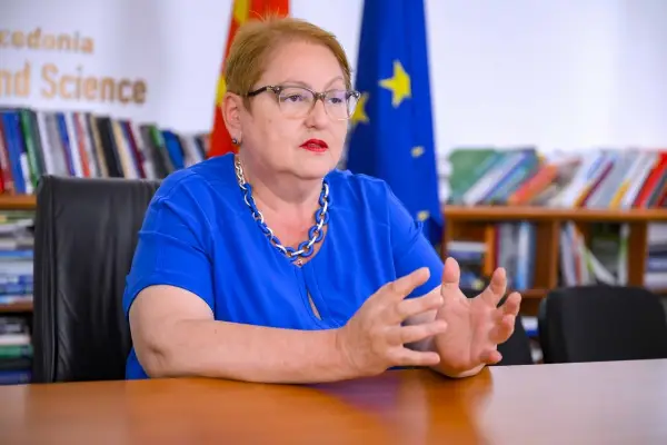 Јаневска најави лиценцирање на училишните психолози, ќе се разговара за забрана на телефони на настава во средните училишта