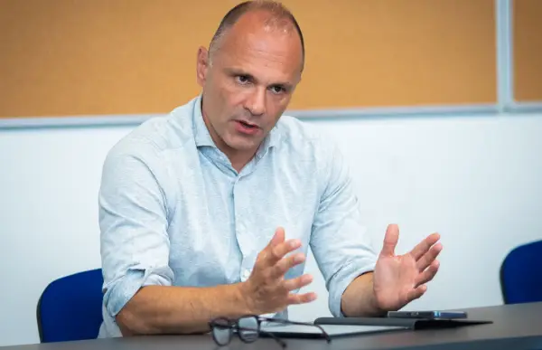 Филипче: Народот го праќаат на езера, тие да летаат на море со владин авион