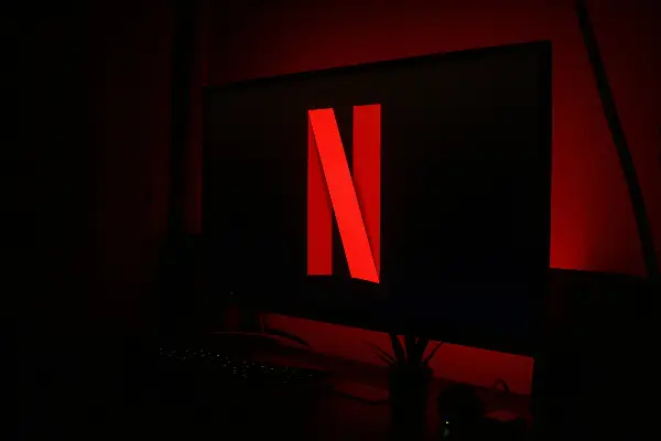 Тексас го тужи Нетфликс: Обвинувања за шпионирање и создавање зависност
