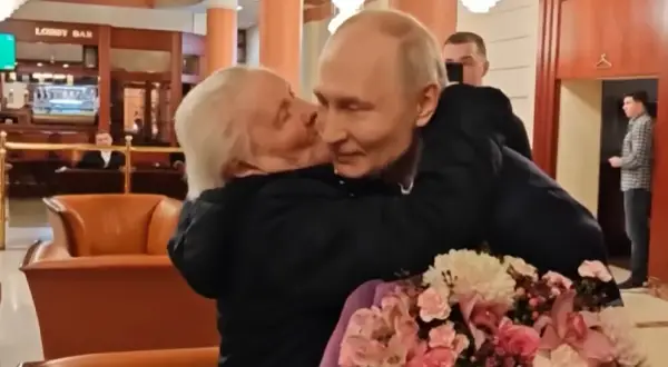ВИДЕО Путин отиде со автомобил до хотел во Москва за да ја земе својата учителка на вечера