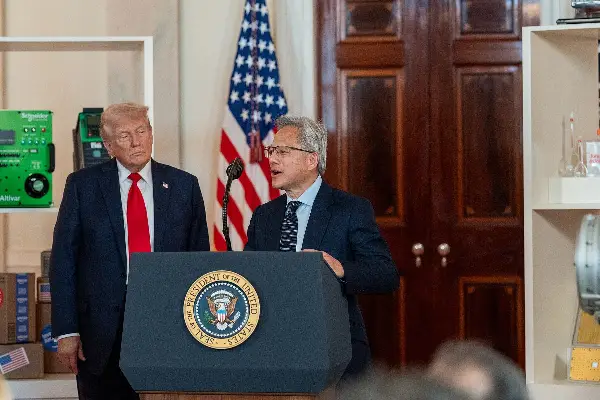И ГЛАВНИОТ НА НВИДИА СО ТРАМП ВО ПЕКИНГ: Хуанг додаден на списокот на директори откако медиумите пишуваа за неговото отсуство