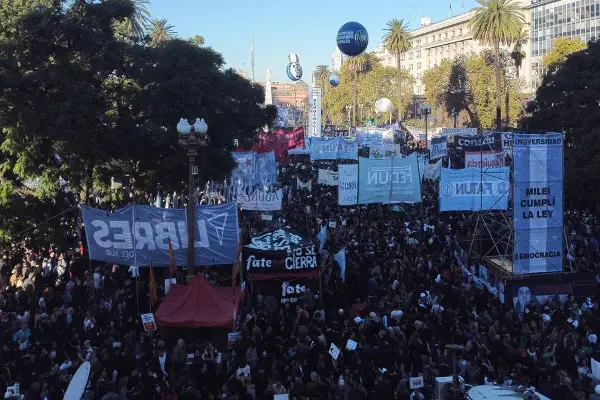 Големи протести во Аргентина против кратење на буџетите на државните универзитети