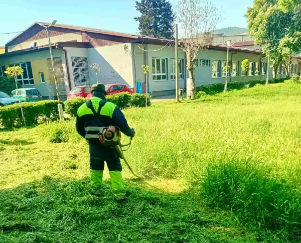 (ФОТО) Општина Центар ја уредува тревата на Кале, акцијата продолжува во Буњаковец