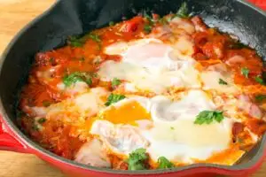 Вкусот на Италија — рецепт за јајца и пикантен доматен сос