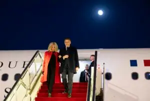 ВИДЕО | Скандалот со „шлаканицата во авион“ заврши во книгата „(Речиси) совршен пар“ на новинарот Флоријан Тардиф