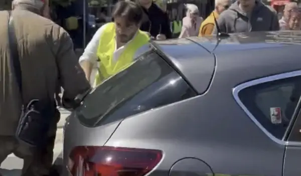 Автомобил влета меѓу студенти и граѓани во Белград