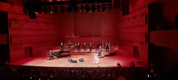 Емина Јаховиќ приреди емотивен спектакл во Скопје