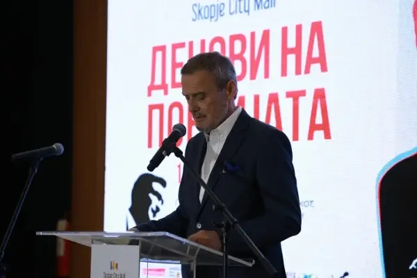 Моќни песни од Kонески, Ренџов, Вангелов, Јоциќ, Анте… грмеа на отворањето на Деновите на поезијата во Скопје